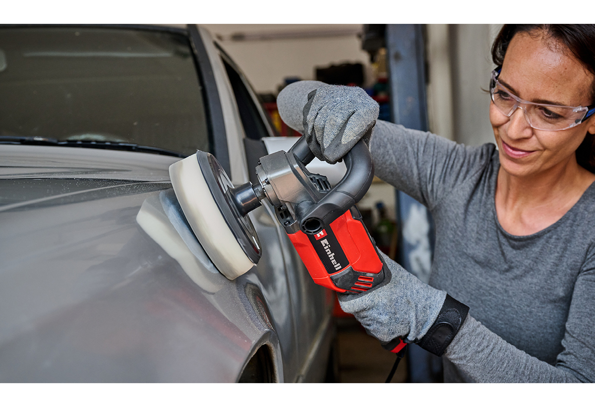 Απεικονίζεται γυναίκα να χρησιμοποιεί τον αλοιφαδόρο σε αυτοκίνητο.